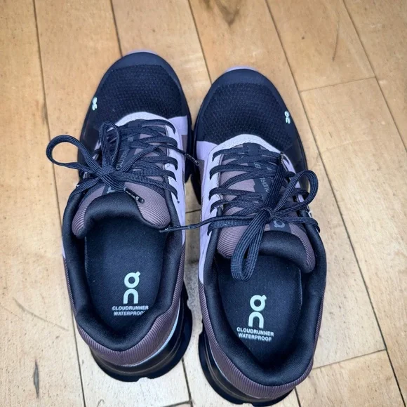 On Cloud runner Low Black/Grape W Size 7 - Picture 6 of 7